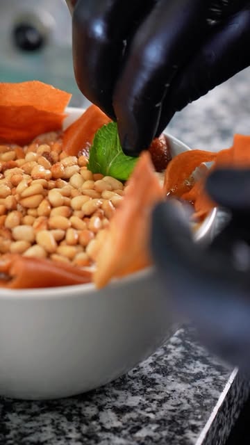 Frisch angerichtete Kichererbsen mit Gemüse und Minze bei Damaskus