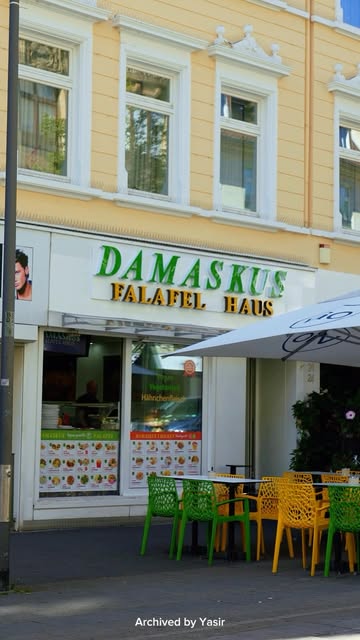 Damaskus Falafel Haus in der Frankfurter Straße mit Sitzplätzen vor dem Laden